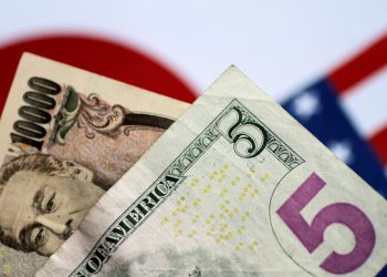 FILE PHOTO: U.S. dollar and Japan yen notes are seen in this photo illustration June 2, 2017. REUTERS/Thomas White/Illustration/File Photo