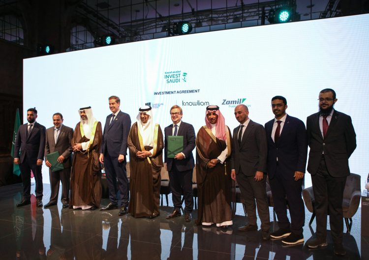 H.E. Abdullah AlSwaha, Minister of Communications and Information Technology of Saudi Arabia, H.E. Olivier Becht, Minister for Foreign Trade, Attractiveness and French Nationals Abroad and  H.E. Eng. Khalid bin Abdulaziz Al Falih, Minister of Investment, join distinguished guests from the Knowliom-CMS Executive Leadership at the signing ceremony of the Joint Venture. The ceremony took place on June 19, 2023, at the French-Saudi Investment Forum in Paris, France. (PRNewsfoto/Knowliom-CMS)