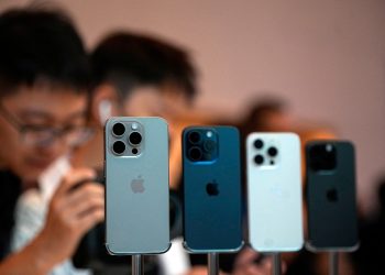 FILE PHOTO: People look at the new iPhone 15 Pro as Apple's new iPhone 15 officially goes on sale across China at an Apple store in Shanghai