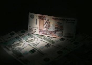 الروبل الروسي يهبط اثر تحذير ستاندرد آند بورز من خفض تصنيف روسيا