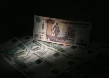 الروبل الروسي يهبط اثر تحذير ستاندرد آند بورز من خفض تصنيف روسيا