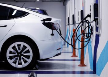 FILE PHOTO: An electric vehicle is plugged into a charging station in Bilbao, Spain, February 15, 2023. REUTERS/Vincent West