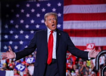 Republican presidential nominee and former U.S. President Donald Trump attends his campaign rally at Macomb Community College in Warren, Michigan, U.S., November 1, 2024. REUTERS/Brian Snyder     TPX IMAGES OF THE DAY